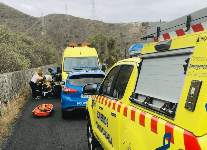 Los servicios de emergencia, preparándose para evacuar al herido (Foto TA)